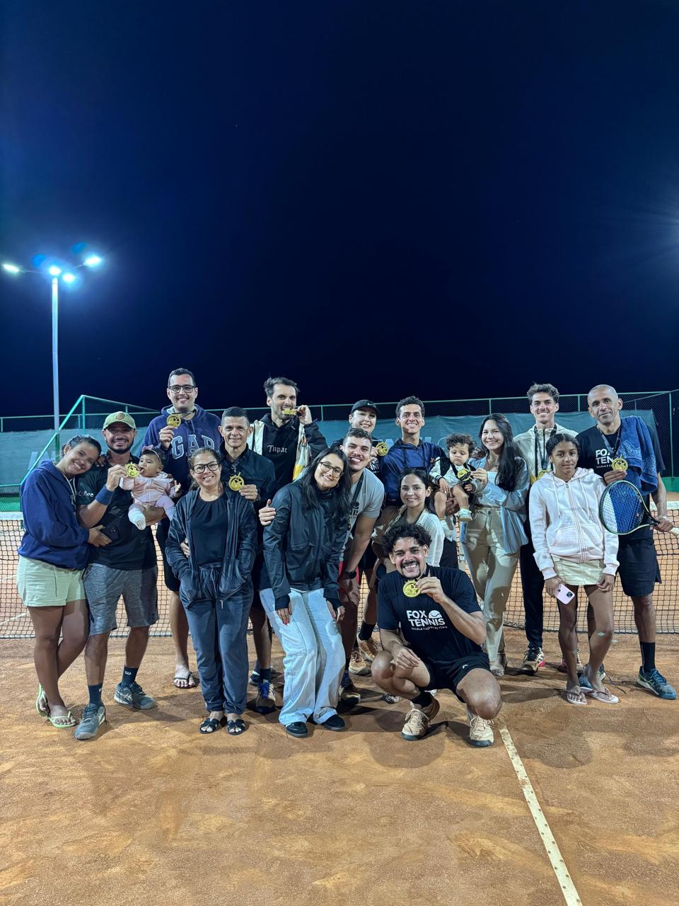 Alunos em aula de tênis