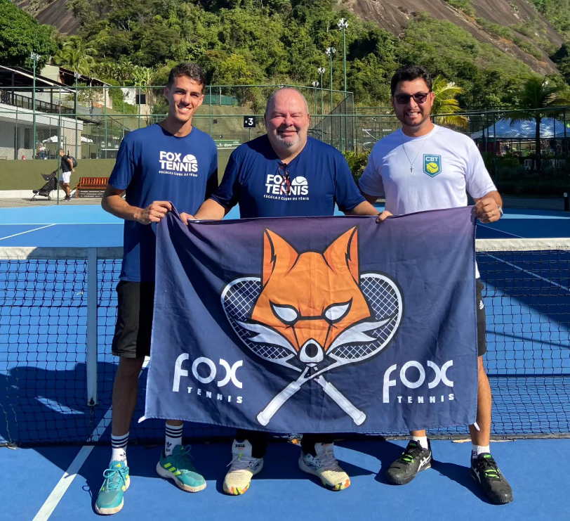 Crianças na aula de tênis infantil